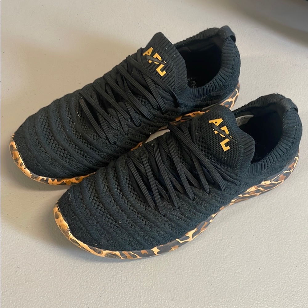 APL Techloom wave Black and leopard size 10